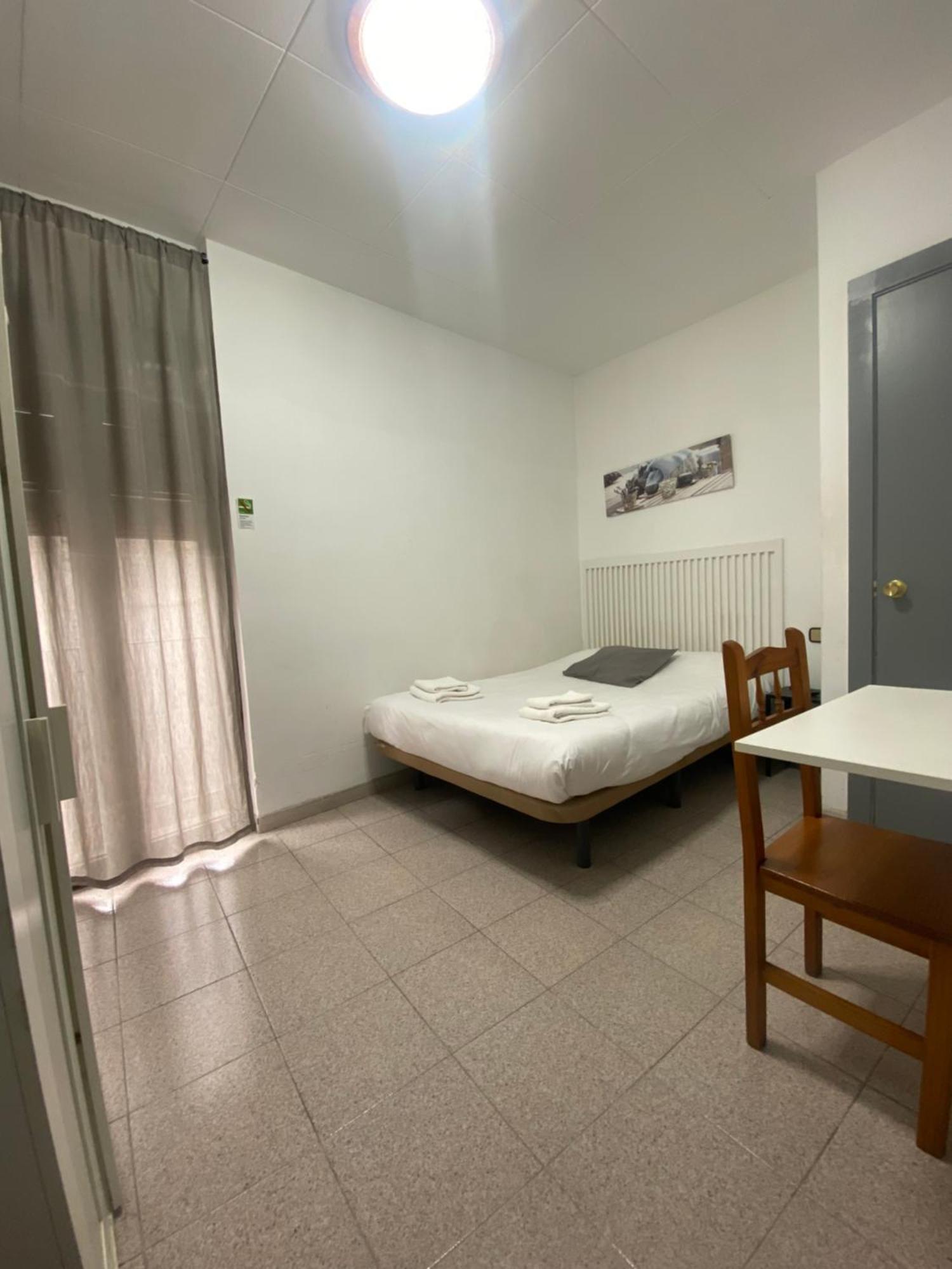 Hostal La Masia Manresa Buitenkant foto